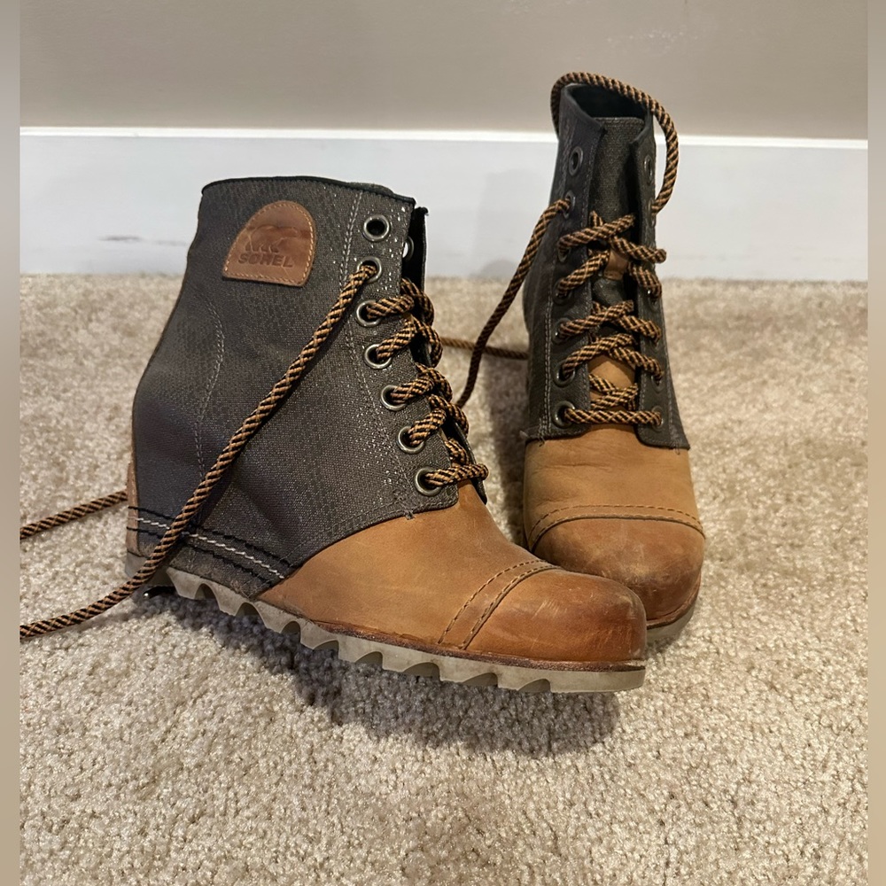 SOREL Women's Brown and Green Boots size 8.5